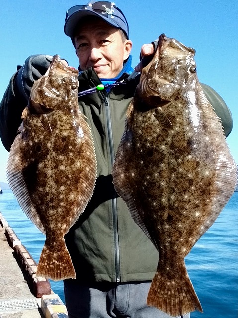 ヒラメ2枚ブツ持ち写真