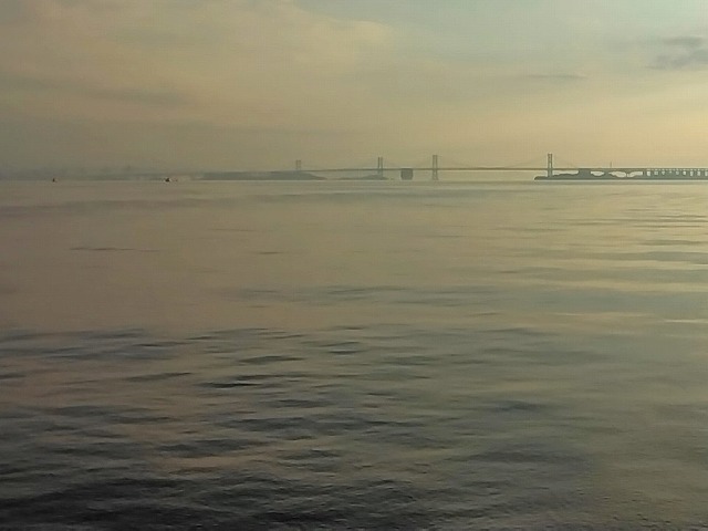 ベタ凪の海と瀬戸大橋