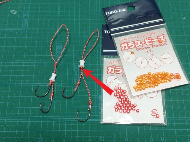 フックパーツに通すガラスビーズ