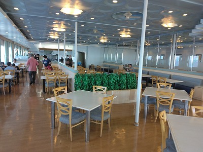 フェリーのラウンジ